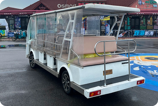 Sightseeing vehicle rain curtain